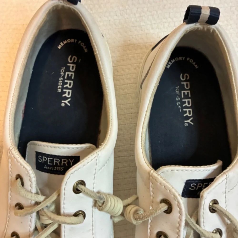 Sperry women crest